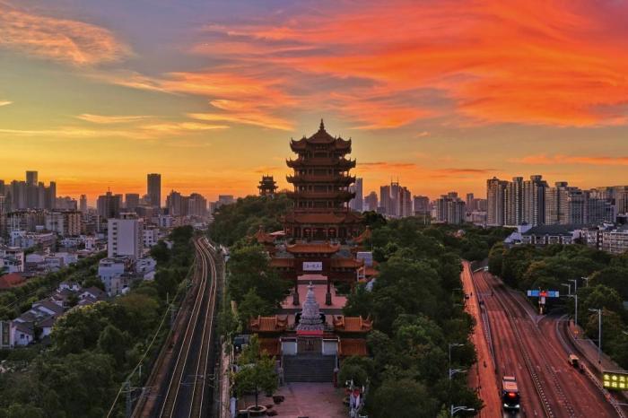 湖北武漢：朝霞潑灑 黃鶴樓美如油畫(huà)