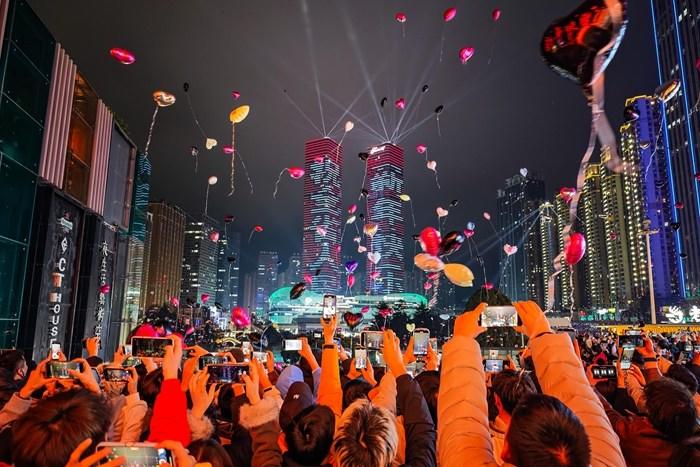 看煙花賞燈光秀 全國(guó)各地多彩活動(dòng)迎新年