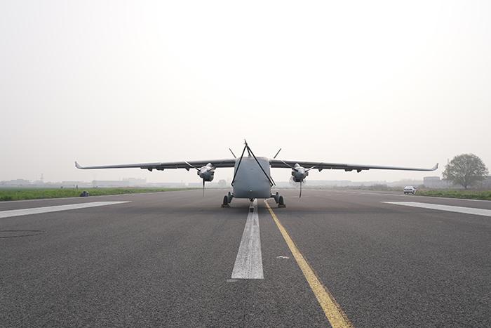 中國(guó)首款7噸級(jí)運(yùn)投無(wú)人機(jī)長(zhǎng)鷹-8在河南鄭州首飛